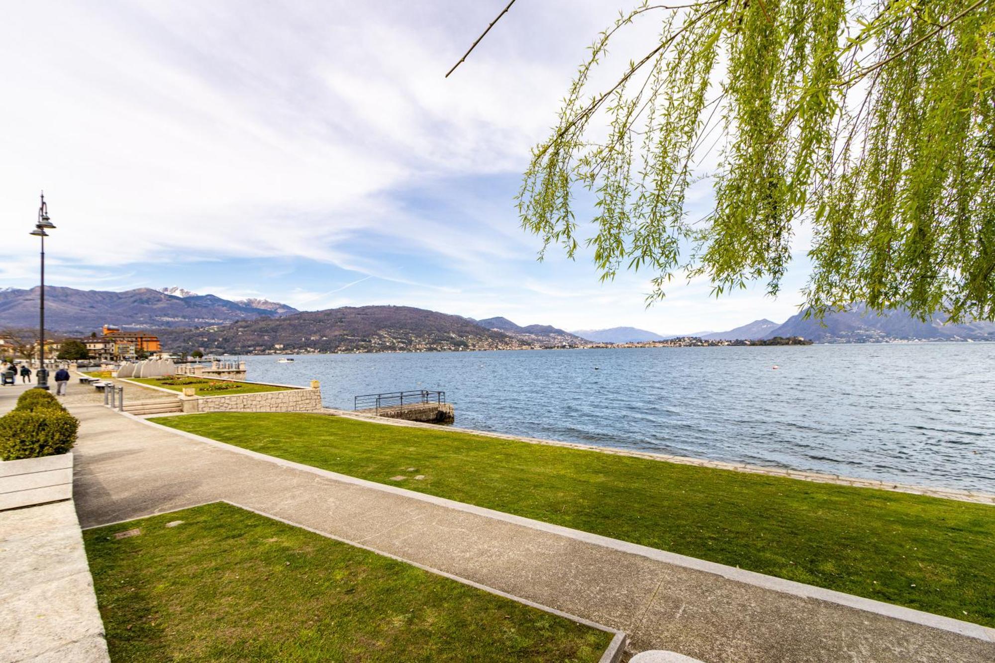 Golden Lake - Luxury Apartment ☆☆☆☆☆ - 100M From The Lake Бавено Экстерьер фото